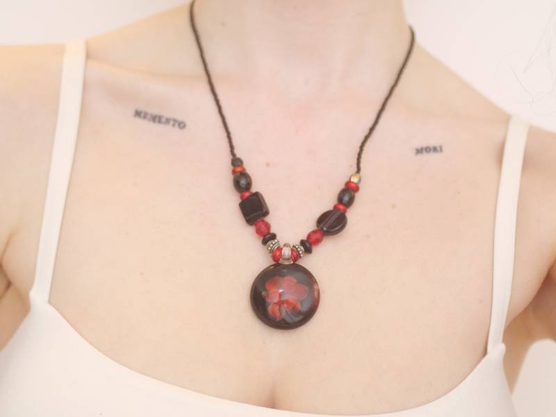 Multi Perlenkette Mit Glas Anhänger in Form Einer Blume, Rot Und Schwarz von KailansJewellery