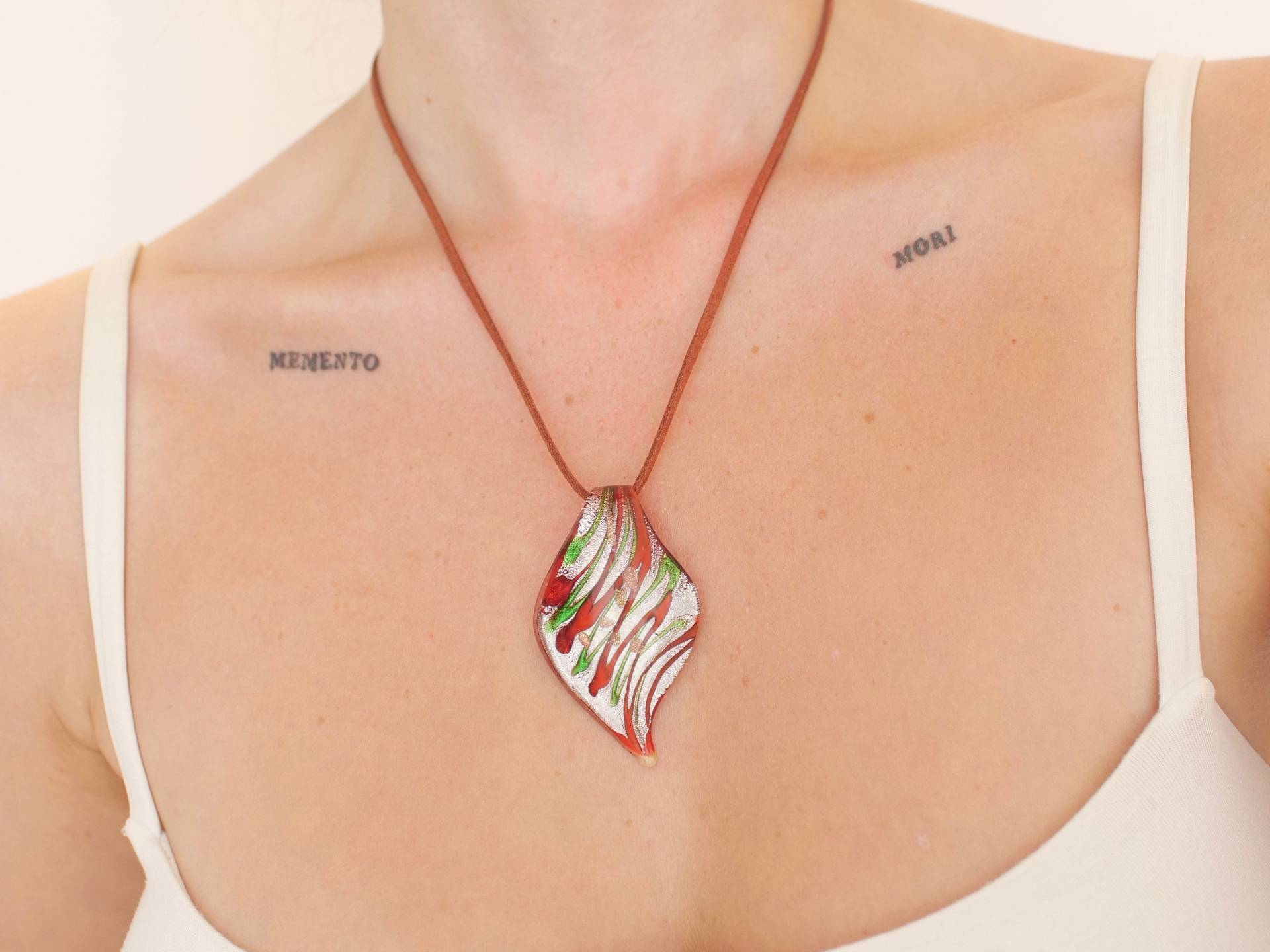 Muranoglas Stil Abstrakte Blattform Anhänger Halskette, Braune Kordelkette von KailansJewellery