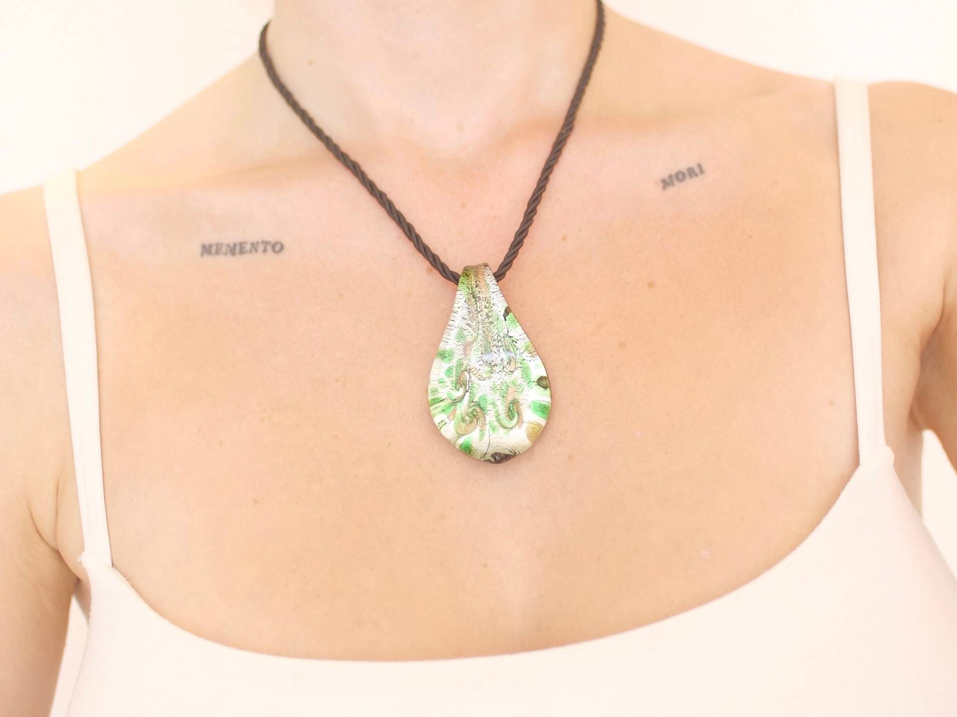 Muranoglas Stil Abstrakte Form Anhänger Halskette, Schwarze Gedrehte Kordelkette von KailansJewellery