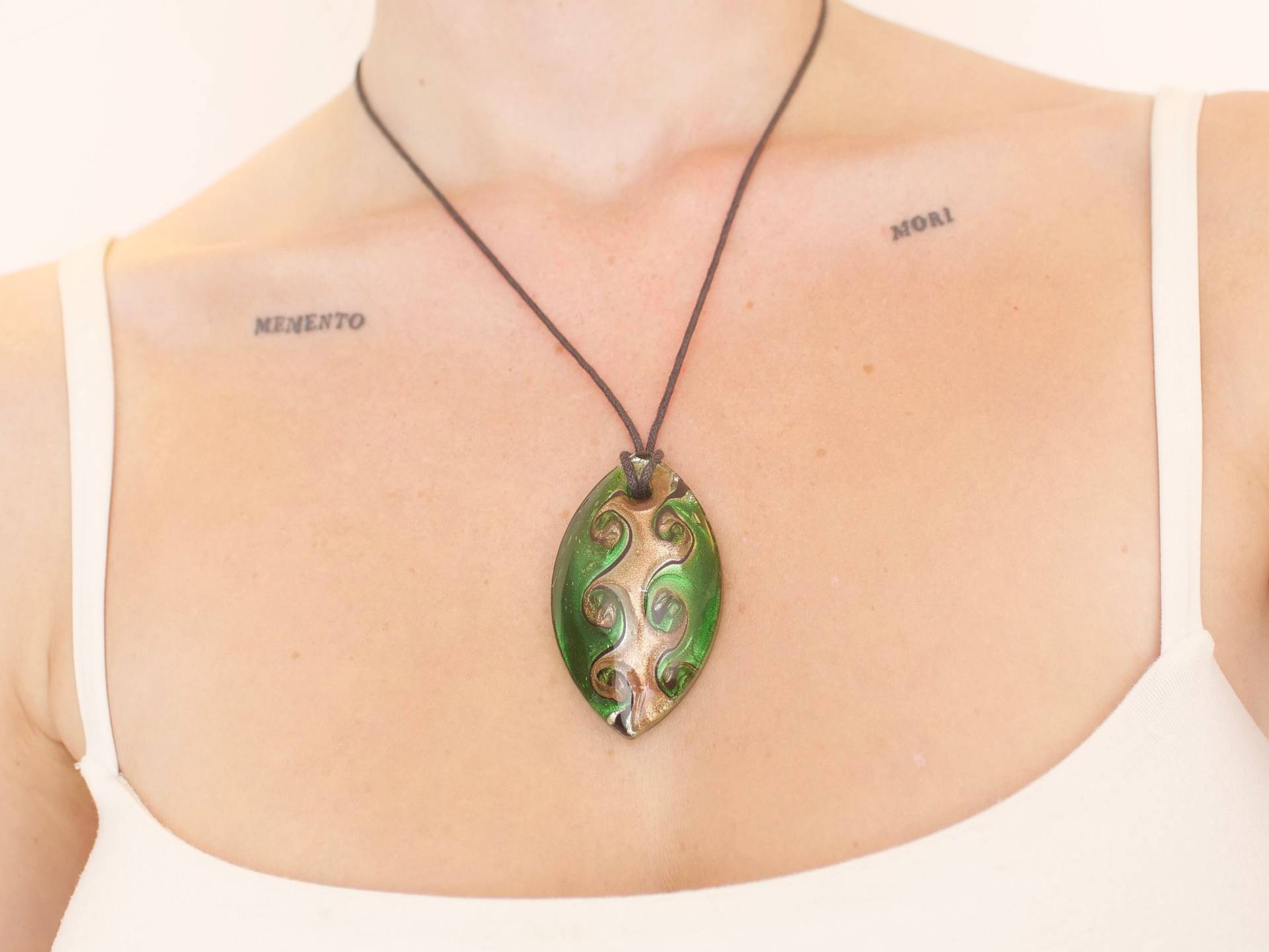 Muranoglas Stil Abstrakte Form Anhänger Halskette, Schwarze Kordelkette von KailansJewellery