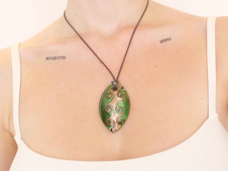 Muranoglas Stil Abstrakte Form Anhänger Halskette, Schwarze Kordelkette von KailansJewellery