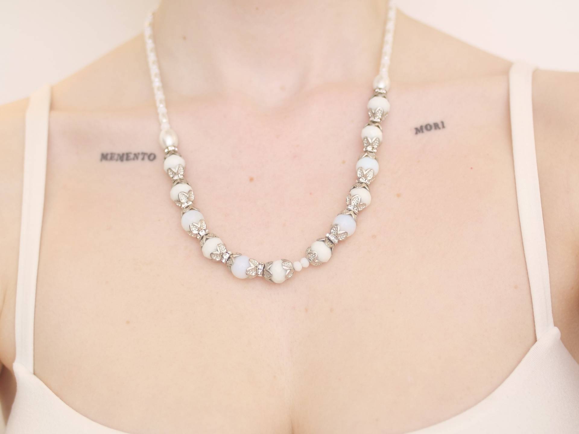 Opalit Stil Glasperlen Halskette, Kunstperle, Silber Blau Weiß von KailansJewellery