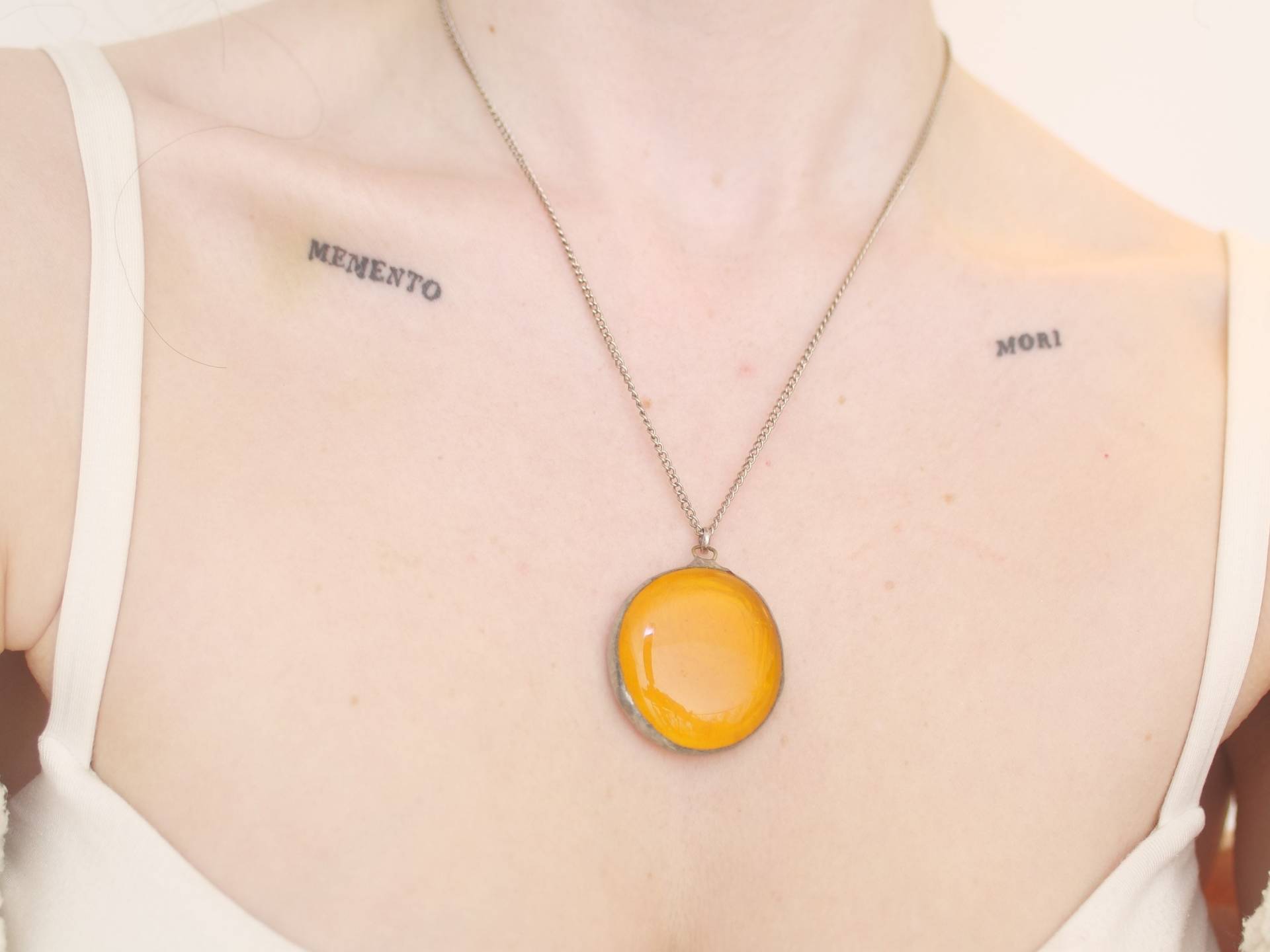 Orangefarbene Halskette Mit Kreisscheibe Aus Glas, Silberfarben von KailansJewellery