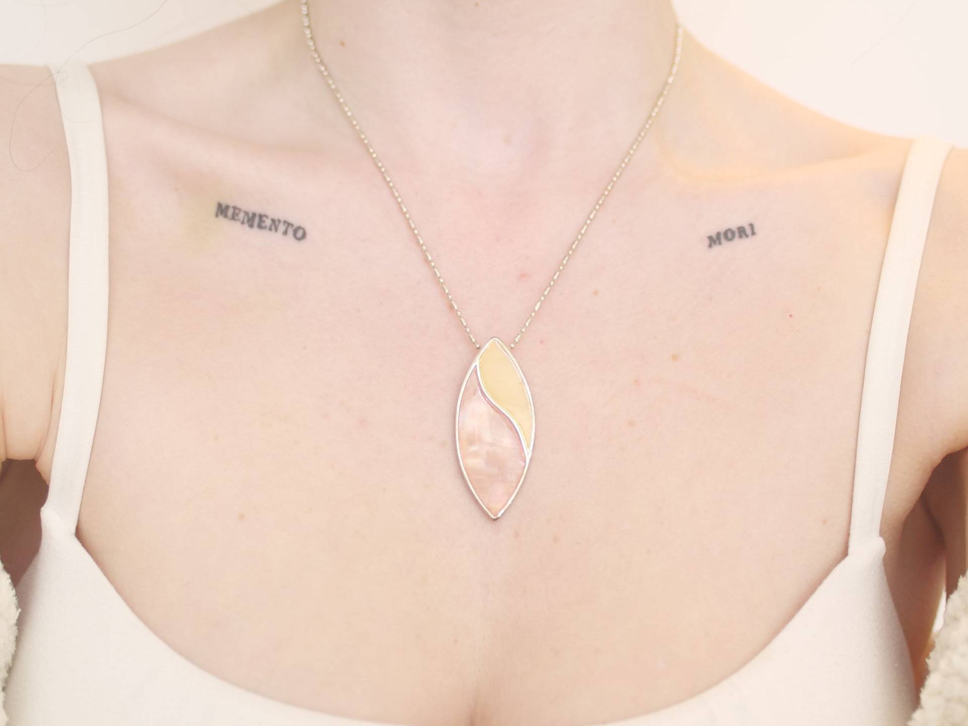 Ovale Halskette Mit Anhänger, Perlmutt, Silberfarben von KailansJewellery