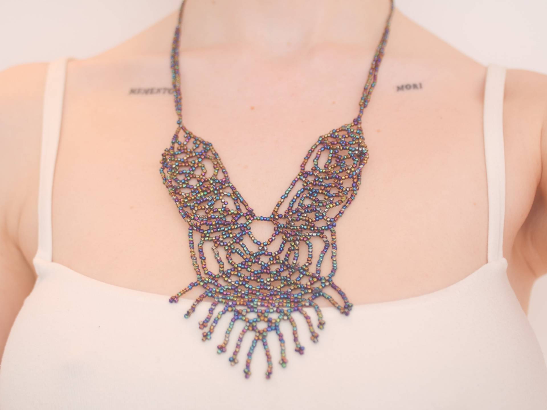 Perlenhalskette Im Spitzenstil in Schwarz Regenbogen Schillernd von KailansJewellery