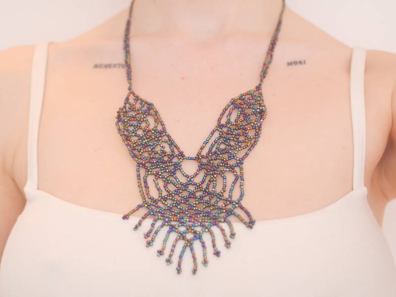 Perlenhalskette Im Spitzenstil in Schwarz Regenbogen Schillernd von KailansJewellery