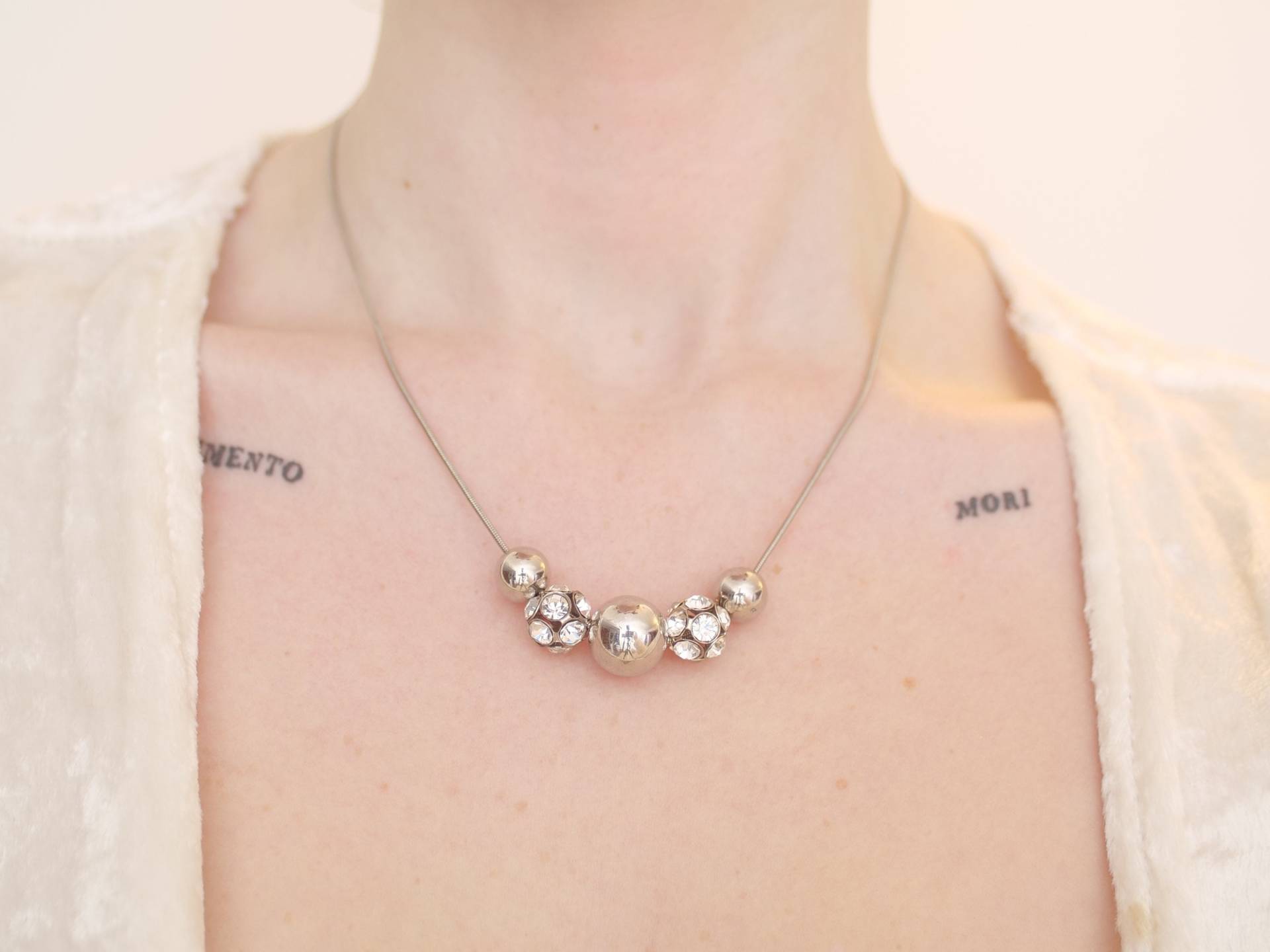 Perlenkette Halskette Mit Edelstein Detail, Silberfarben von KailansJewellery