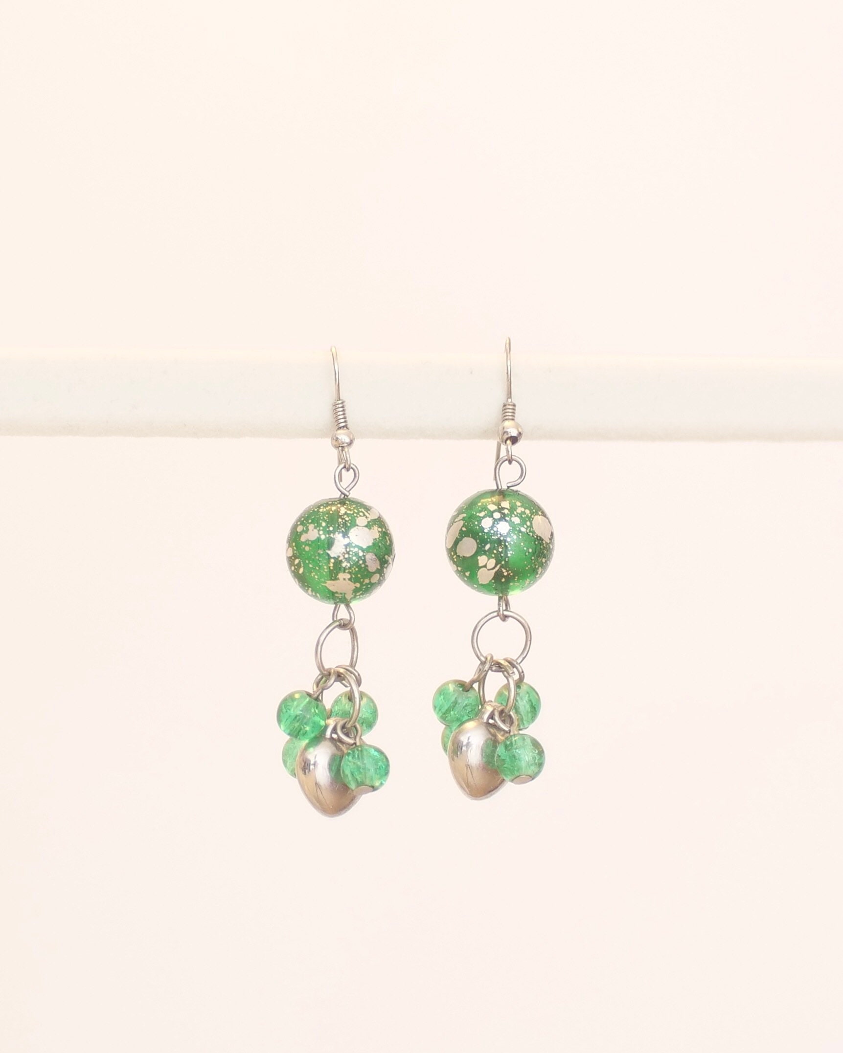 Perlenohrringe in Grün & Silber von KailansJewellery