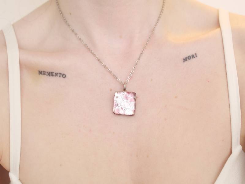 Quadrat Form Gemusterten Glas Anhänger Halskette, Silberfarben von KailansJewellery