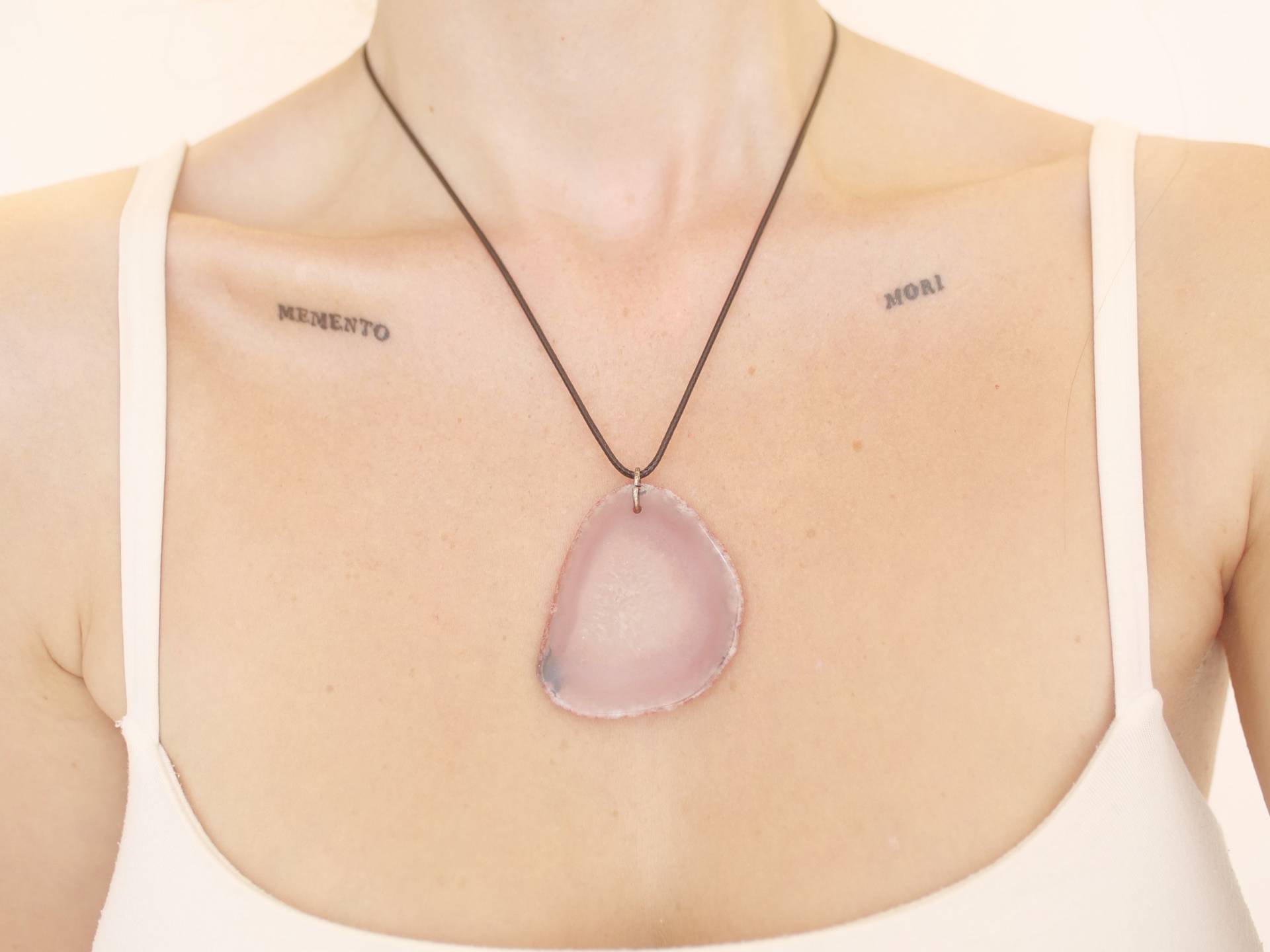 Rosa Glas Fossilien Effekt Abstrakte Form Anhänger Halskette, Schwarze Kordel von KailansJewellery