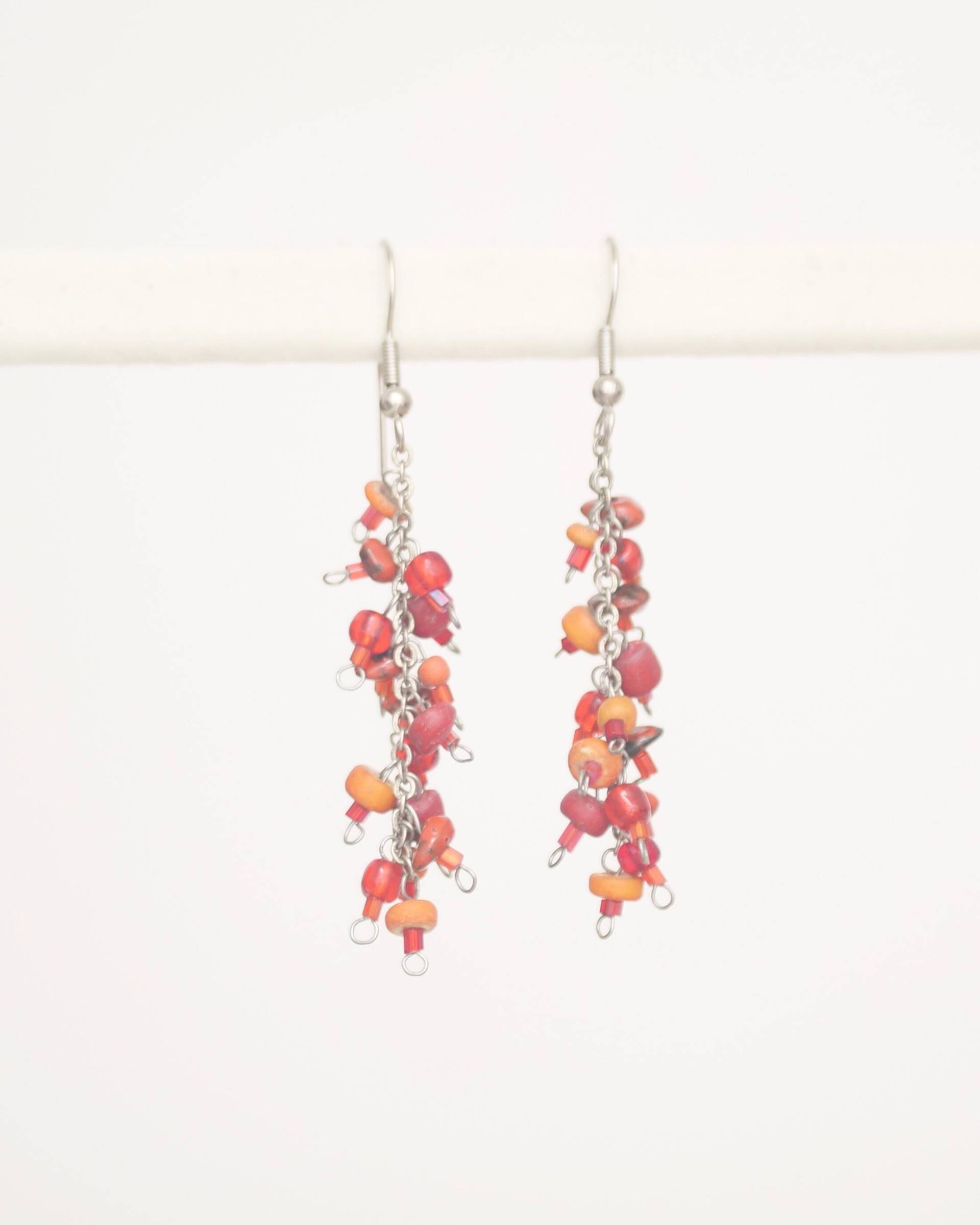 Rot Und Orange Perlen Ohrringe, Farbe Silber von KailansJewellery