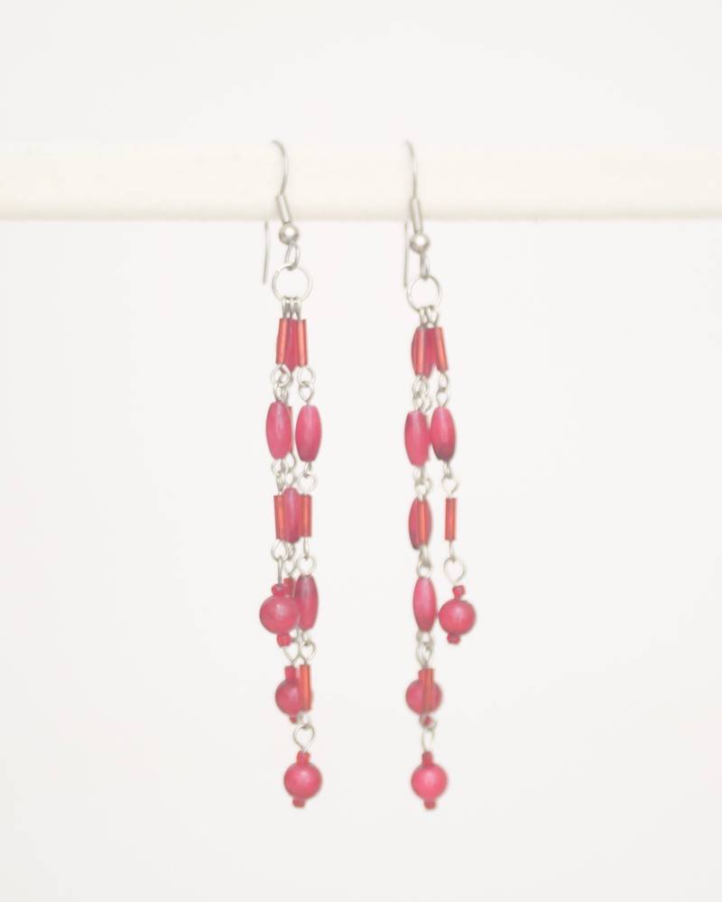 Rote Perlen Tropfenohrringe, Silberfarben von KailansJewellery