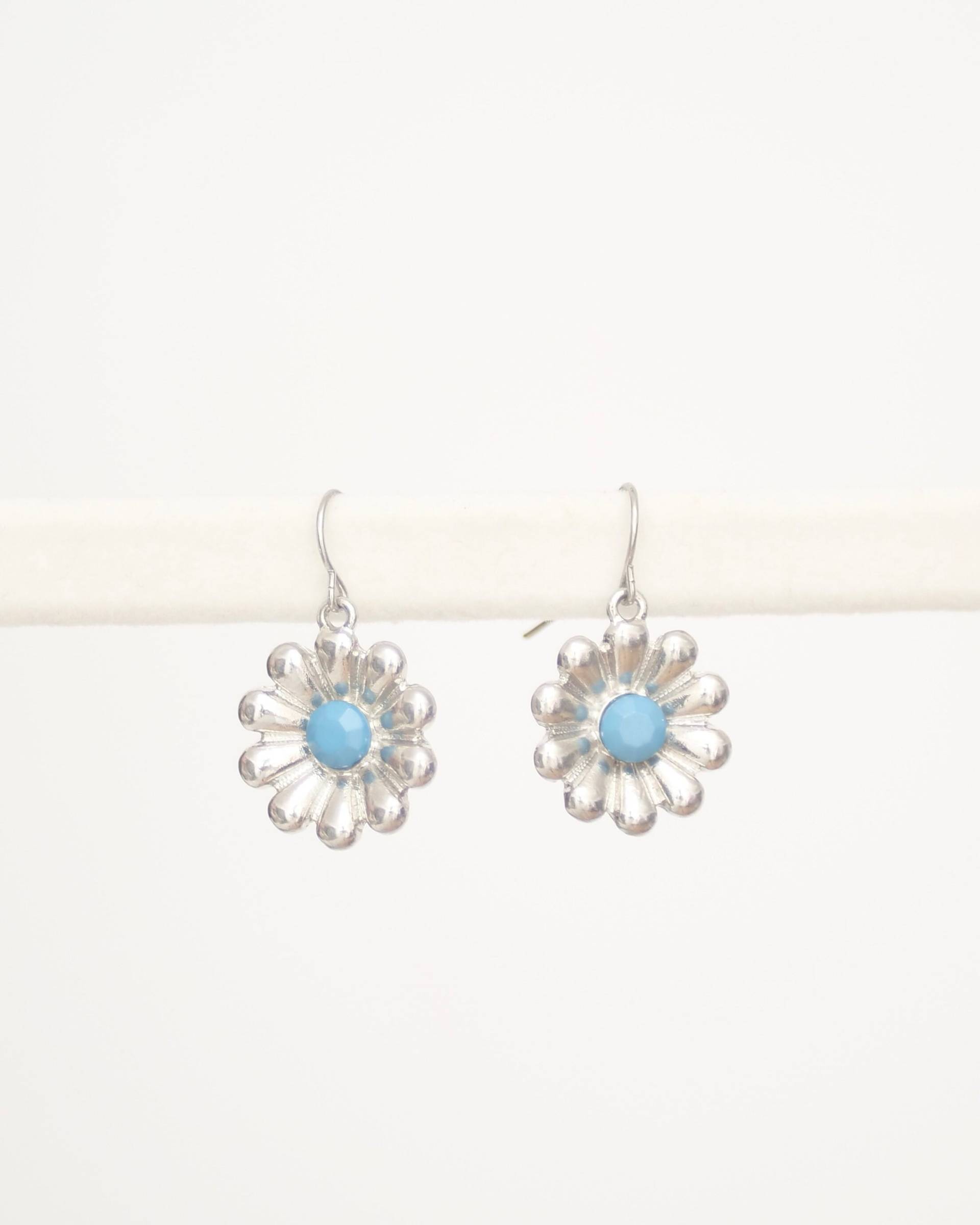 Silber & Blaue Blume Daisy Ohrringe von KailansJewellery
