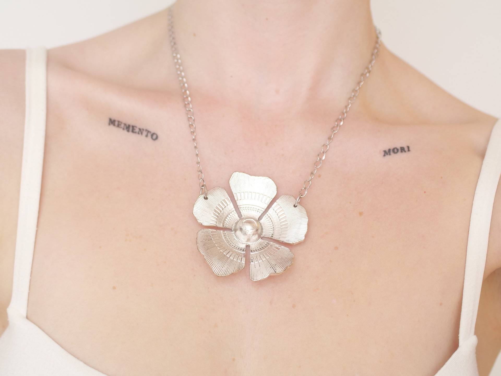 Silberfarbene Kette Mit Anhänger in Form Einer Blume von KailansJewellery