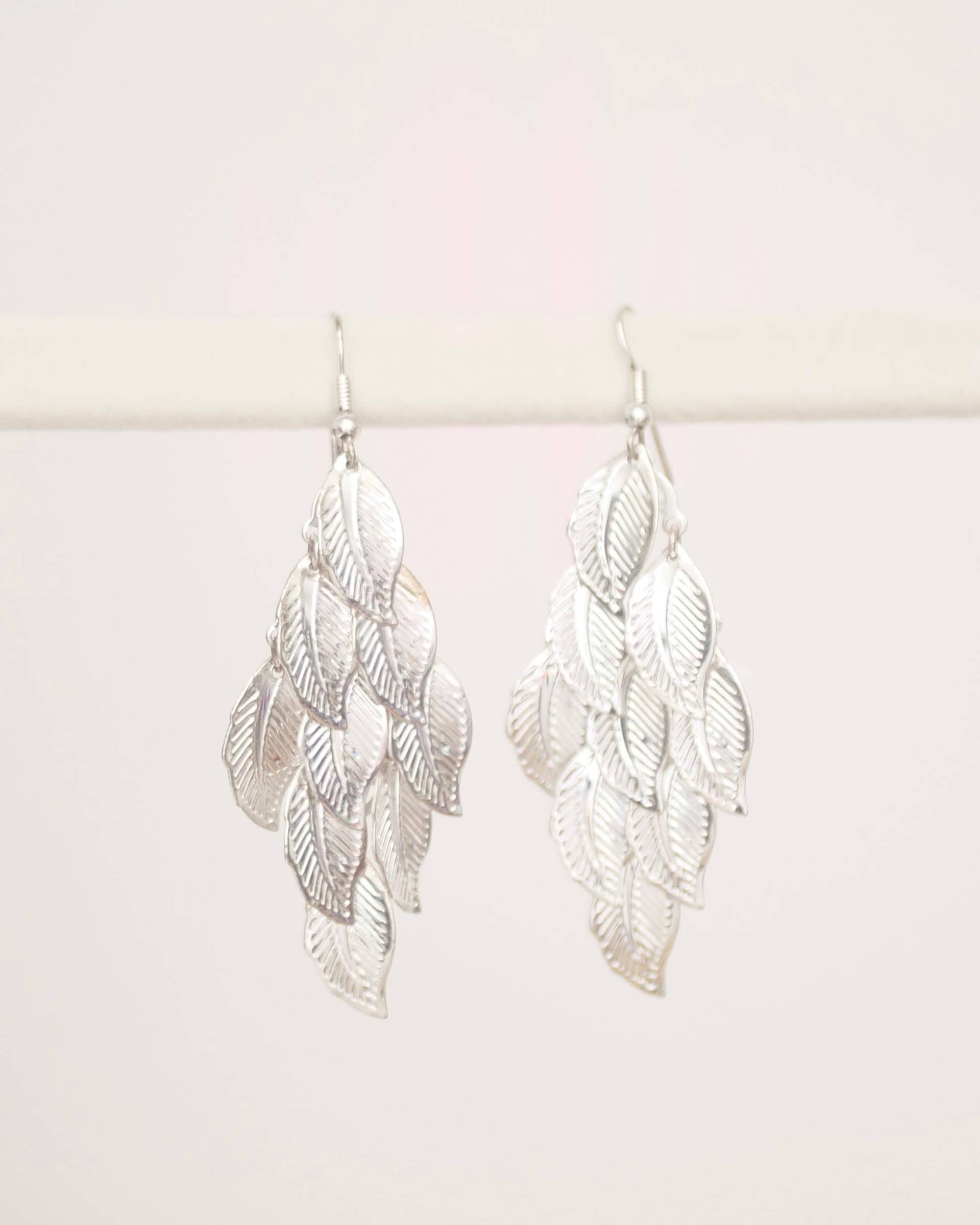 Silberfarbene Ohrringe in Blattform von KailansJewellery