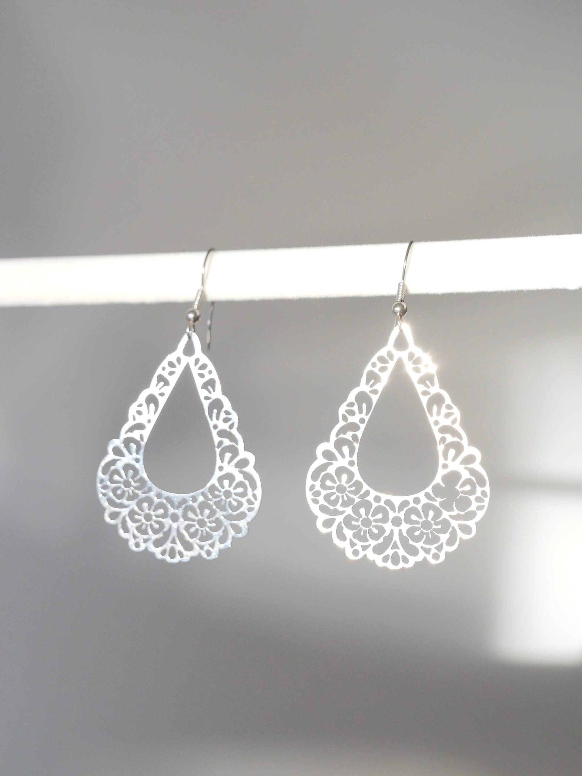 Verzierte Tropfenförmige Blumenohrringe Aus Silber von KailansJewellery