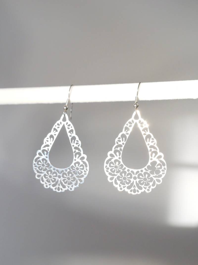 Verzierte Tropfenförmige Blumenohrringe Aus Silber von KailansJewellery