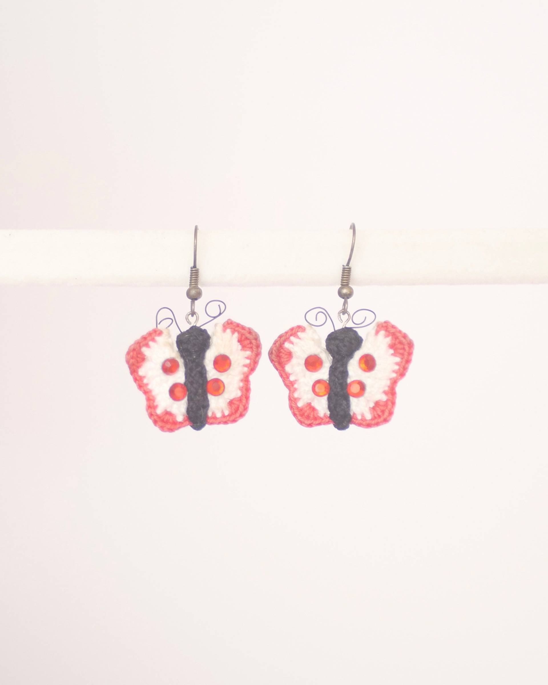 Vintage Handgefertigte Gehäkelte Schmetterling Ohrringe in Rot, Weiß & Schwarz von KailansJewellery