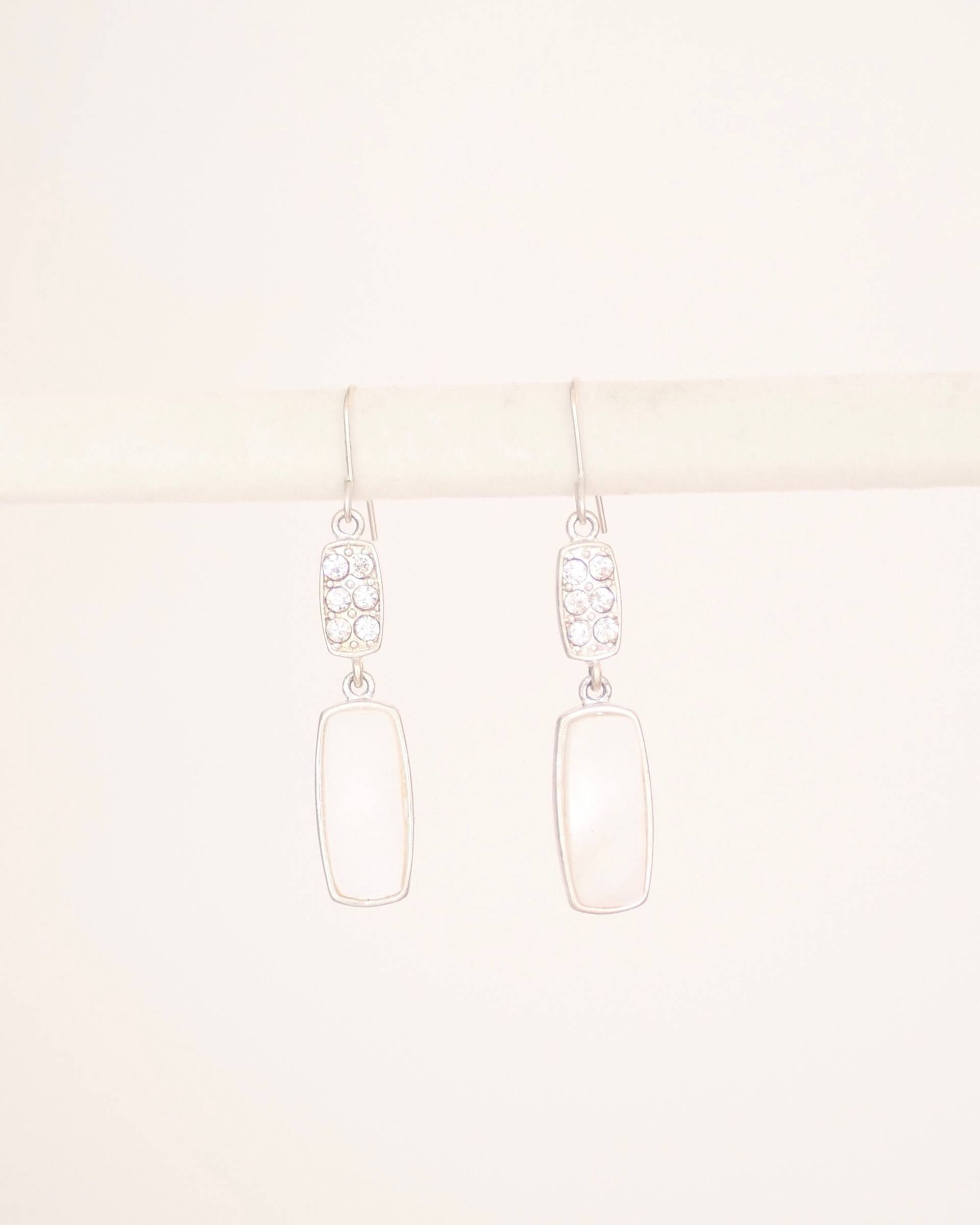 Vintage Minimale Tropfenohrringe in Weiß Und Silberfarben von KailansJewellery