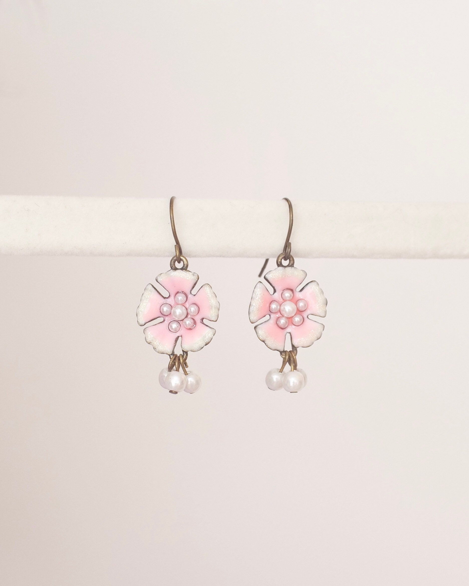 Vintage Perlen Ohrringe, Rosa & Bronzefarben von KailansJewellery