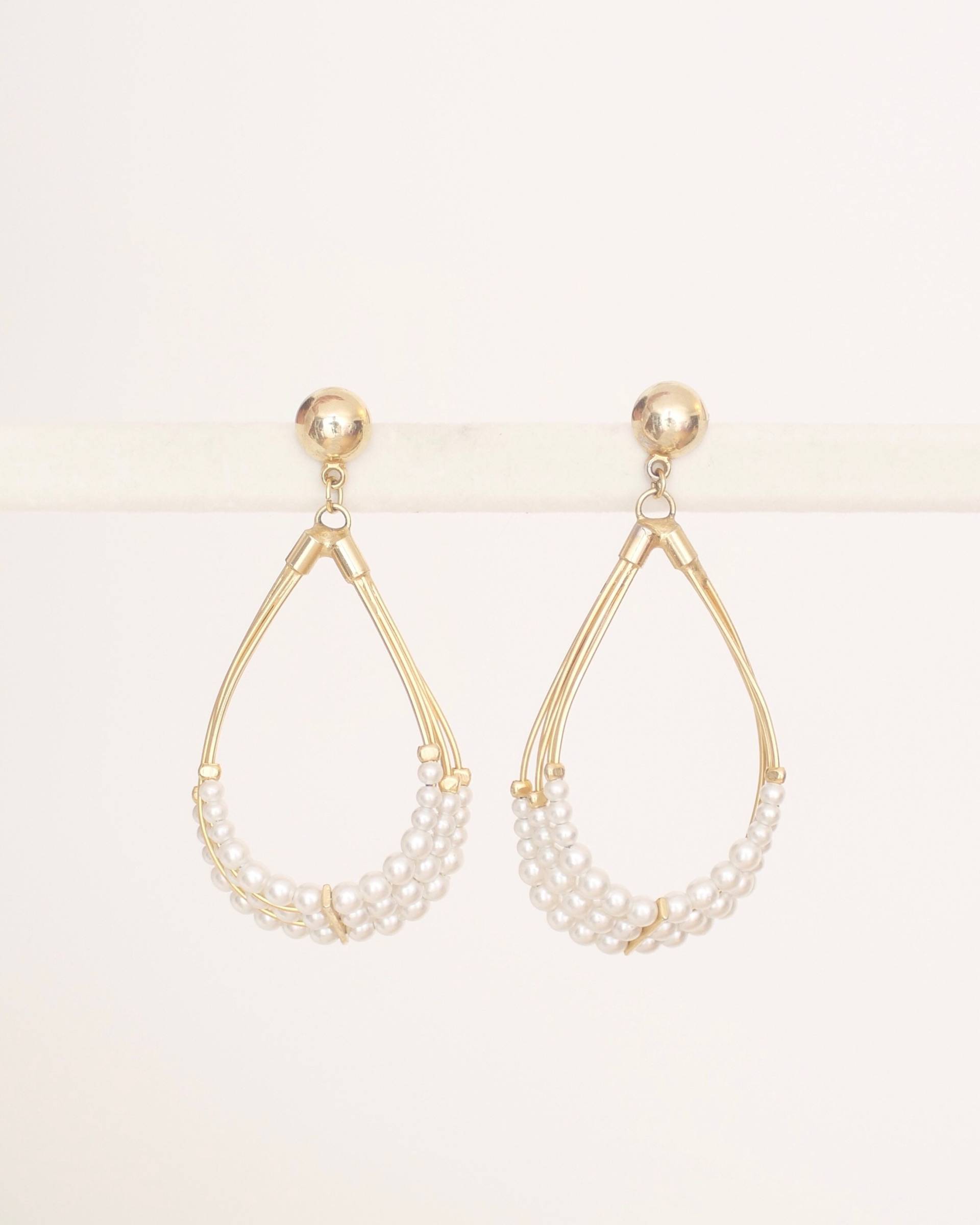 Vintage Statement Ohrringe Mit Künstlichen Perlen, Weiß & Goldfarben von KailansJewellery