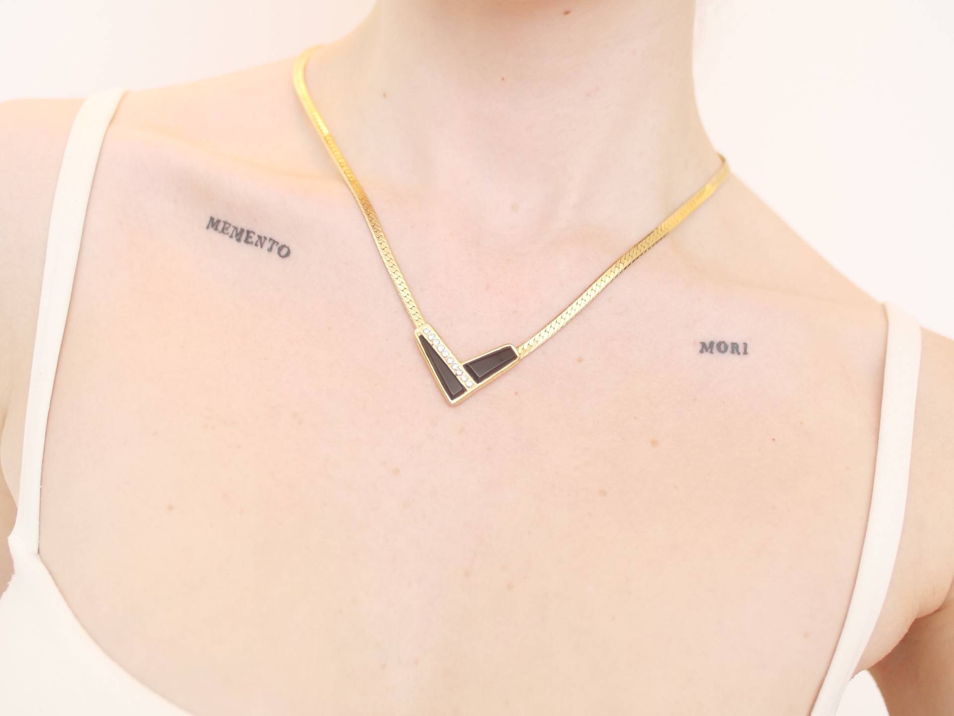 Vintage Y Halskette Mit Schwarzem Resin & Edelstein Anhänger, Goldfarben von KailansJewellery