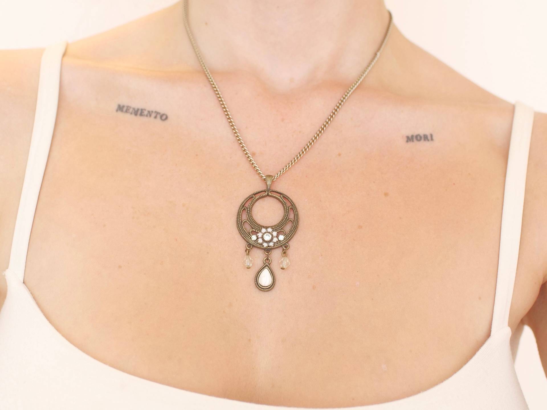 Weiße Edelstein Anhänger Halskette, Bronzefarbene Kette von KailansJewellery