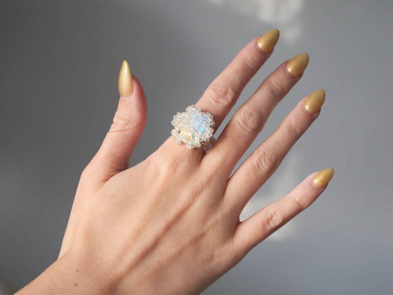 Weißer Irisierender Statement Ring von KailansJewellery