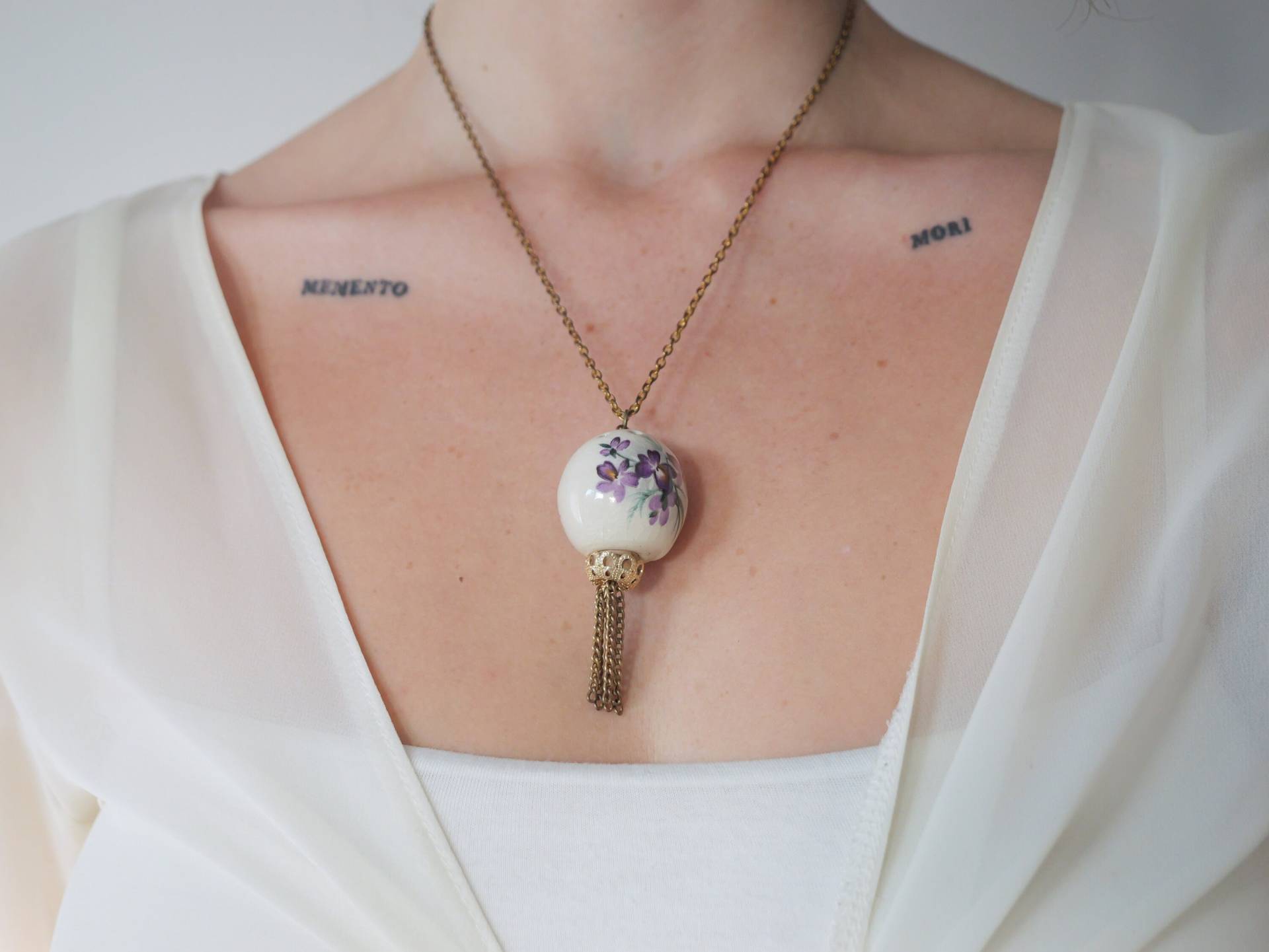 statement Halskette Mit Floralem Anhänger, Goldfarben von KailansJewellery