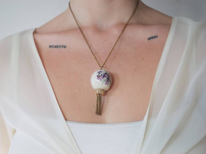 statement Halskette Mit Floralem Anhänger, Goldfarben von KailansJewellery