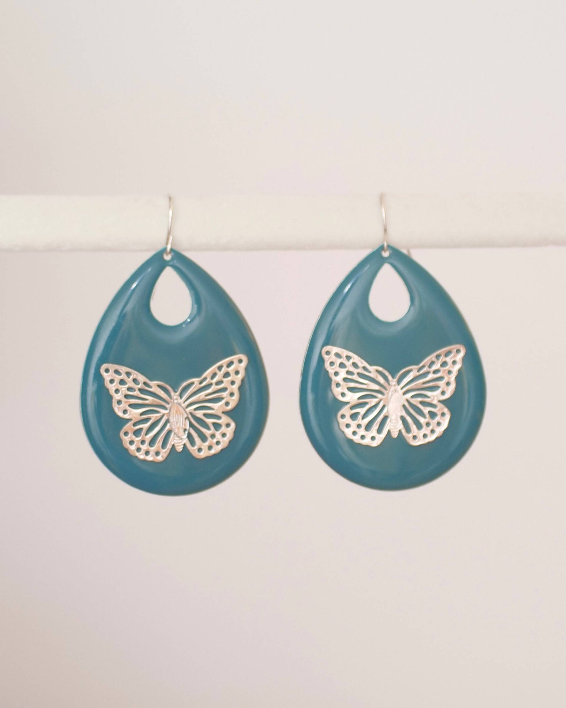 statement Ohrringe in Tropfenform Mit Schmetterlingen Türkis Und Silber von KailansJewellery