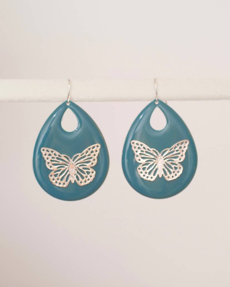 statement Ohrringe in Tropfenform Mit Schmetterlingen Türkis Und Silber von KailansJewellery