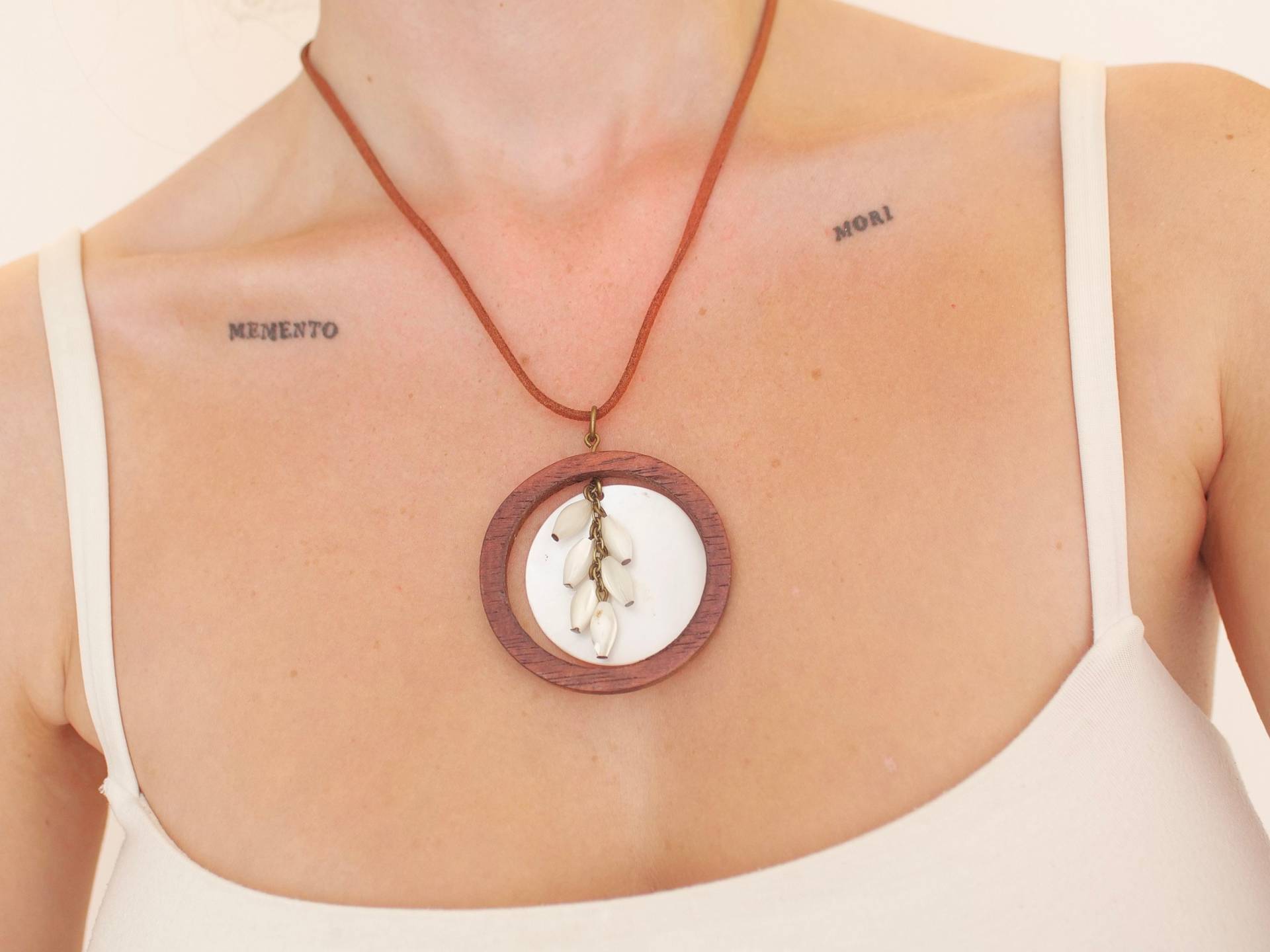 statement Perlmutt Holzperlen Disc Anhänger Halskette, Beige Kordelkette von KailansJewellery