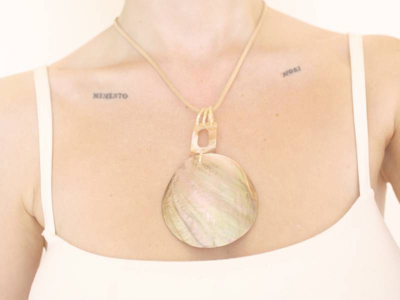 statement Perlmutt Perlen Scheiben Anhänger Halskette, Beige Kordelkette von KailansJewellery