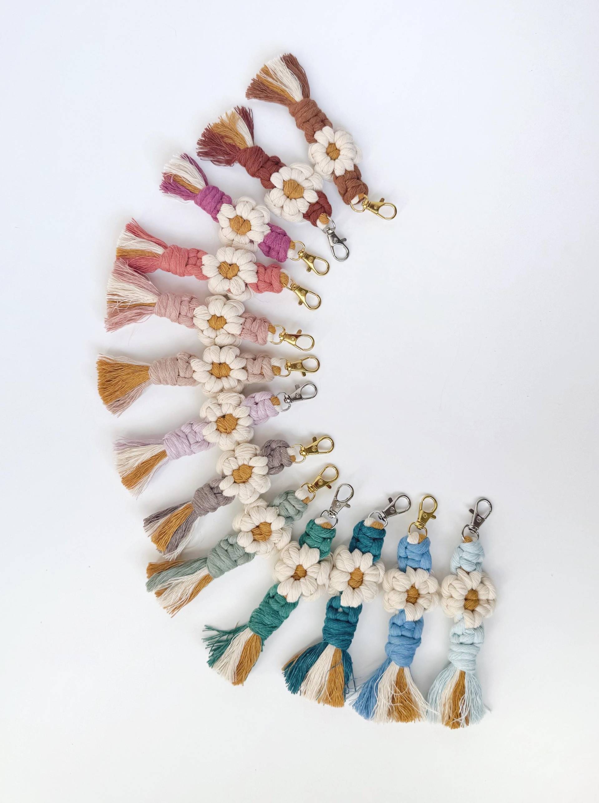 Gänseblümchen Makramee Schlüsselanhänger - Niedlicher Quasten Clip Blumen Boho Quaste Accessoire Kette Regenbogen Sommer Geschenk Gänseblümchen Makramee Schlüsselanhänger - Niedlicher Quasten Clip Blumen Boho Quaste Accessoire Kette Regenbogen Sommer Geschenk von KaileyRenaeDesign
