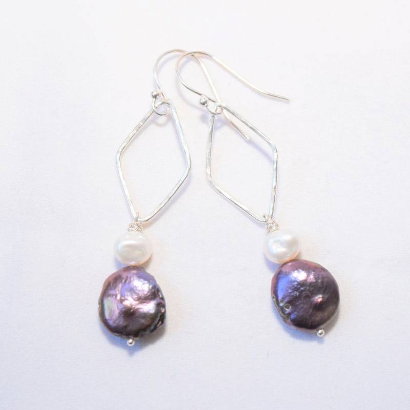 Lila Pfau Münze Und Weiße Perle Ohrringe in Sterling Silber, Von Hand Gehämmert Diamantförmige Nbeinige Lila Pfau Münze Und Weiße Perle Ohrringe in Sterling Silber, Von Hand Gehämmert Diamantförmige Nbeinige von KaimaraJewelry