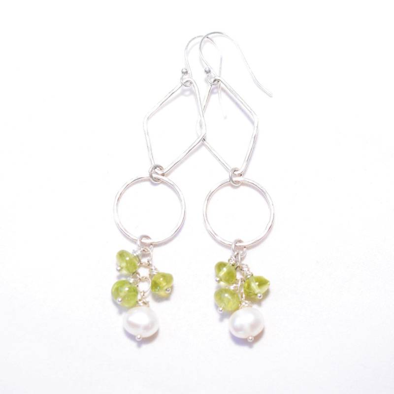 Peridot & Perle Gold Silber Ohrringe/Echte Natürliche Und Weiße Perlen Hängen Von Sterling Gold-Füllung Hand Gehämmert Links Peridot & Perle Gold Silber Ohrringe/Echte Natürliche Und Weiße Perlen Hängen Von Sterling Gold-Füllung Hand Gehämmert Links von KaimaraJewelry