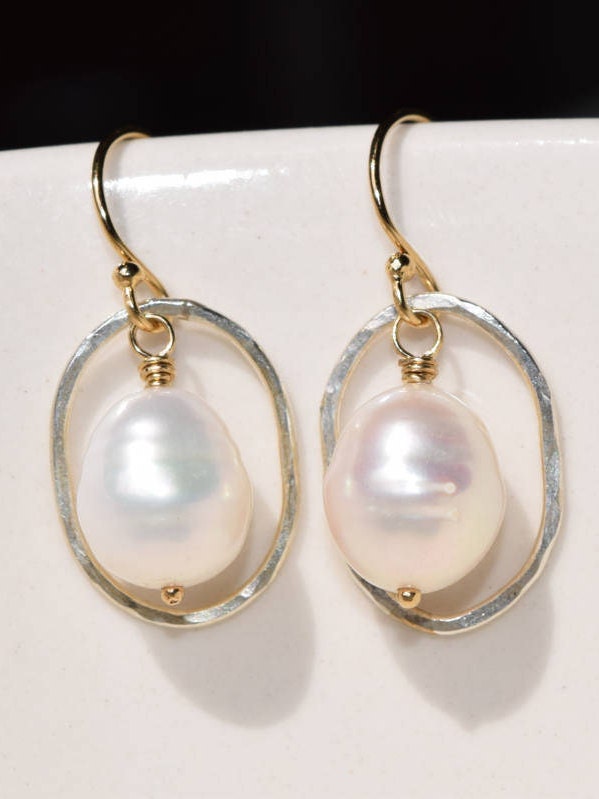 Weiße Perle Gold & Silber Ohrringe //Echte Natürliche Weiße Runde Süßwasserperlen Hängen Von Sterling Oder Gold-Füllung Hand Gehämmert Ringe von KaimaraJewelry