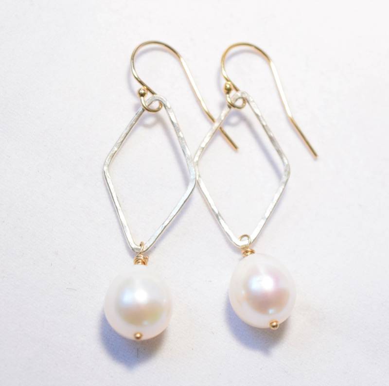 Weiße Perle Gold & Silber Ohrringe Mit Hand Gehämmert Diamant Links Weiße Perle Gold & Silber Ohrringe Mit Hand Gehämmert Diamant Links von KaimaraJewelry