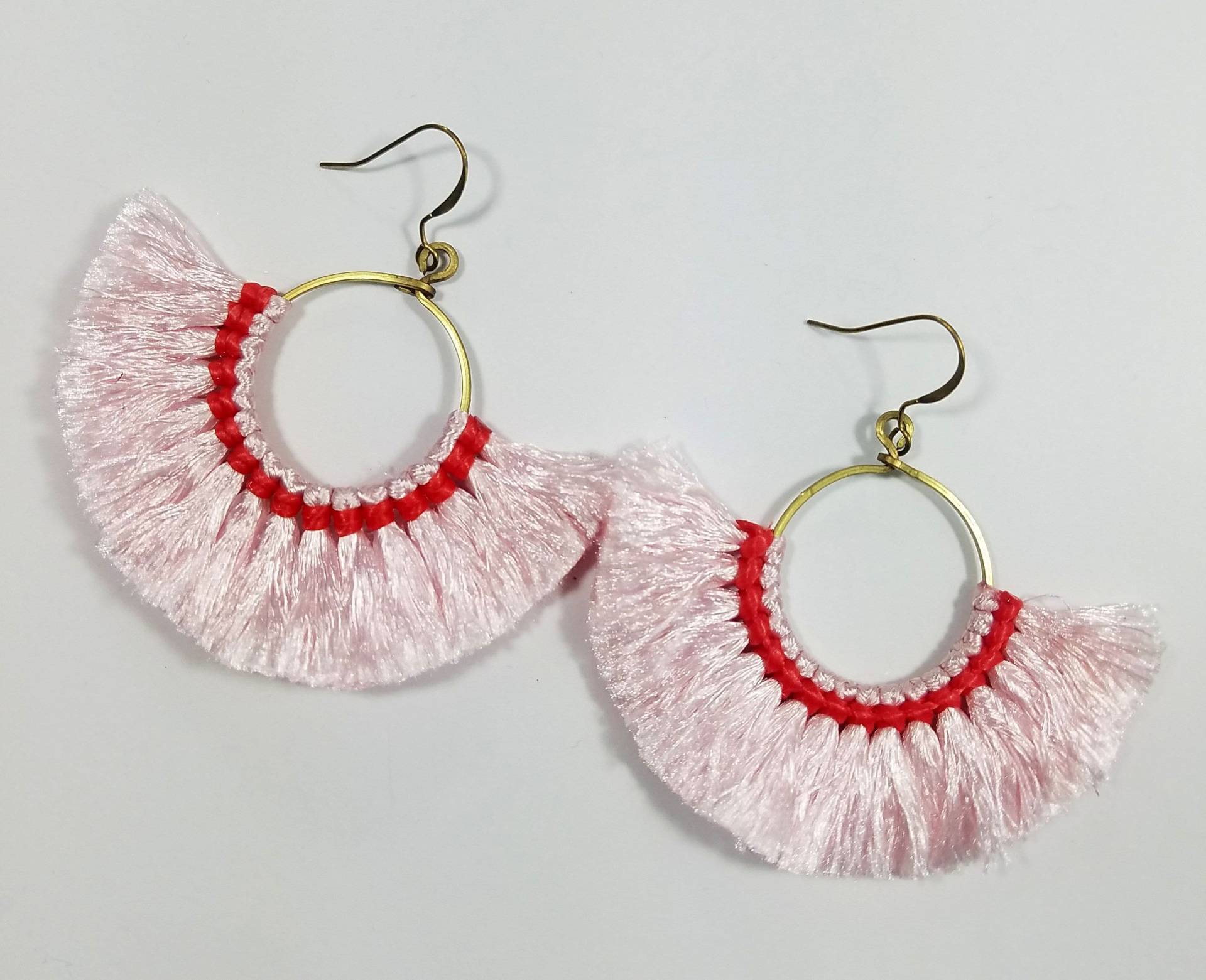 Pinke Und Rote Quasten Fächer Ohrringe | Handgemachte Einzigartige Boho Fair Trade Geschenke Für Sie Handgemachtes Geschenk Pinke Und Rote Quasten Fächer Ohrringe | Handgemachte Einzigartige Boho Fair Trade Geschenke Für Sie Handgemachtes Geschenk von KainCompany