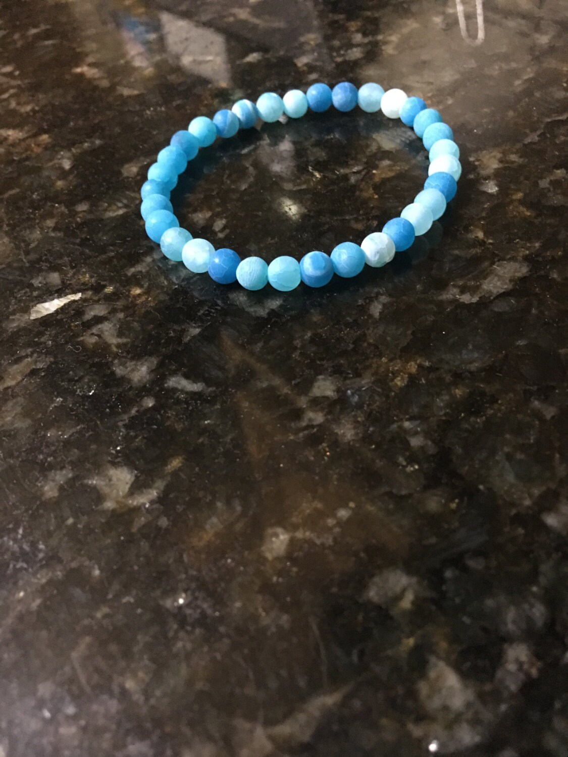 Blaues Seeglas Perlenarmband von KainaluCreationsCo