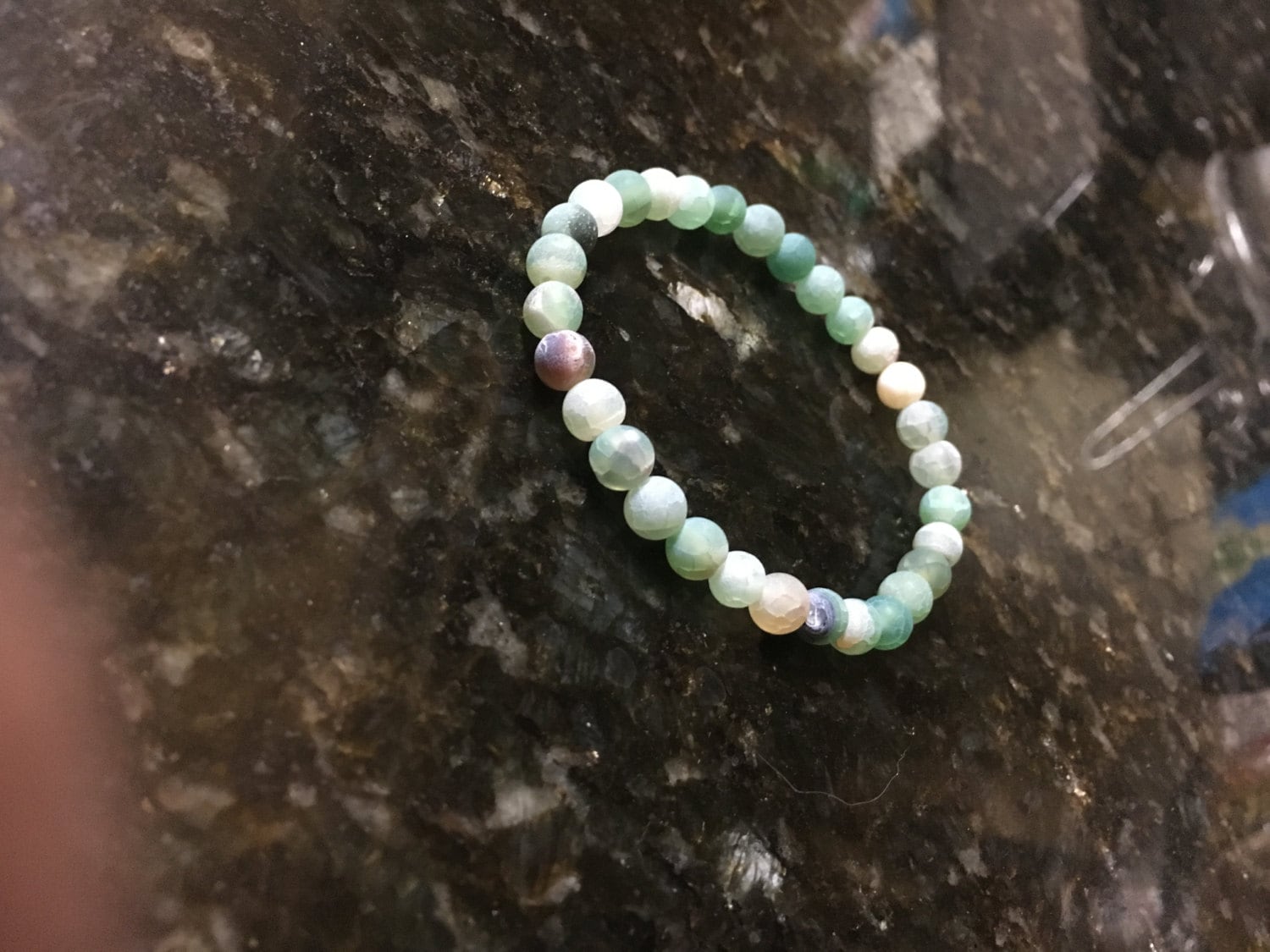 Grünes Seeglas Perlenarmband von KainaluCreationsCo