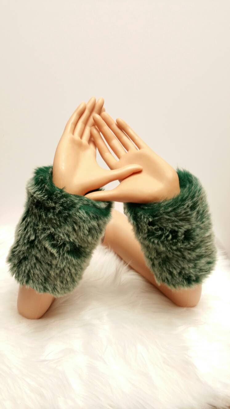 Faux Pelz Armwärmer Frosty Forest Green, Grisly Braun, Glänzend Braun, Streifenpelz, Welle Braun Pelz, Vielfalt Kunstpelz Armwärmer Faux Pelz Armwärmer Frosty Forest Green, Grisly Braun, Glänzend Braun, Streifenpelz, Welle Braun Pelz, Vielfalt Kunstpelz Armwärmer von KaiviKaivi