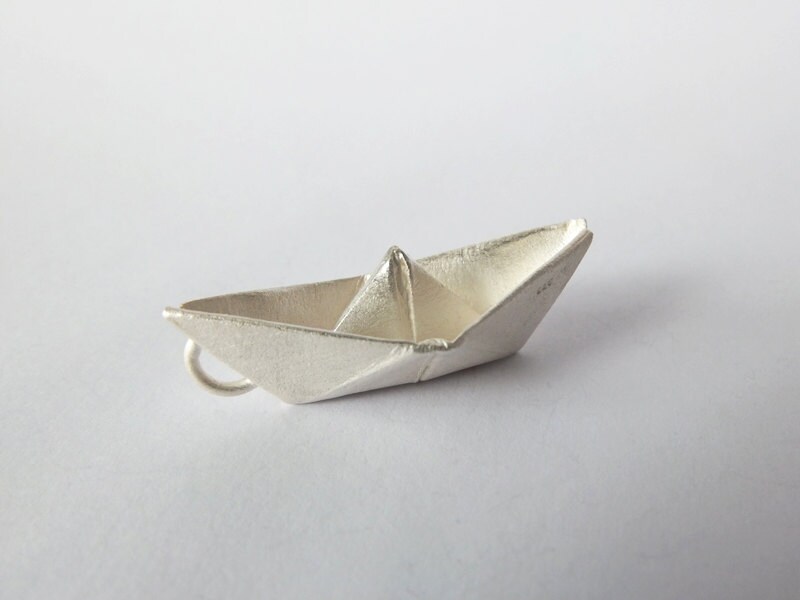 Anhänger „Silberschiffchen" Papierschiffchen Ahoi Anhänger „Silberschiffchen" Papierschiffchen Ahoi von KajaHolland