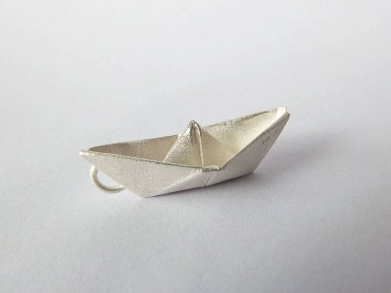 Anhänger „Silberschiffchen" Papierschiffchen Ahoi Anhänger „Silberschiffchen" Papierschiffchen Ahoi von KajaHolland