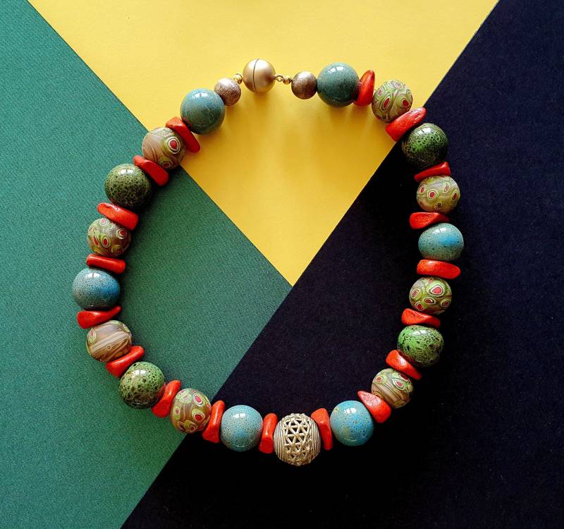 Wunderschöne Unikat Designer-Halskette/Collier Aus Alten Glasperlen Sowie Keramikperlen, Messingperle Und Magnetverschluss von KajolaSchmuckdesign