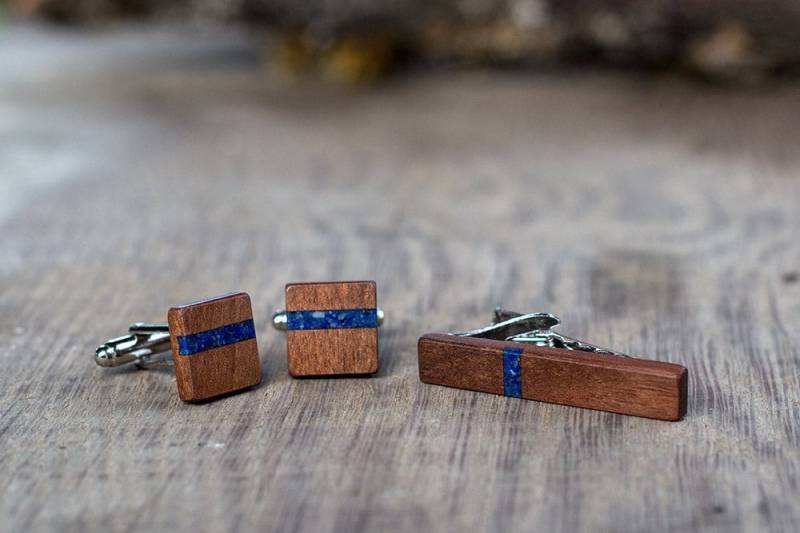 Blauer Lapislazuli Inlay Nussbaum, Krawattenstange Aus Holz, Manschettenknöpfe Hochzeit Manschettenknöpfe, Geschenk Für Männer, Trauzeugengeschenk von KajzarsWoodWork