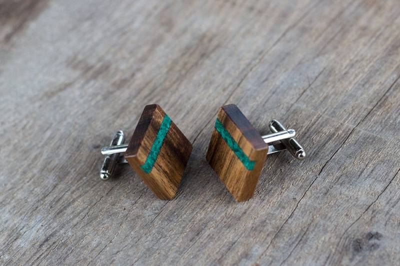 Geschenk Für Mann, Manschettenknöpfe Aus Holz, Hochzeit Manschettenknöpfe, Bräutigam Groomsmen Nußbaum Mit Malachit Inlay von KajzarsWoodWork
