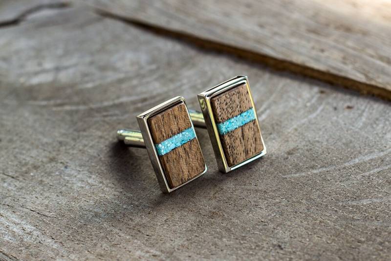 Handgefertigte Manschettenknöpfe Aus Walnussholz, Türkis-Intarsienknopf, Herren Holz | Trauzeugen von KajzarsWoodWork
