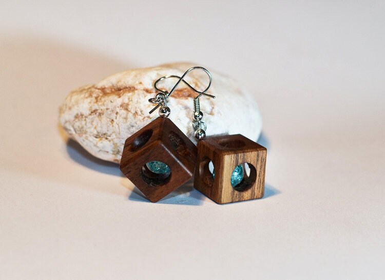 Holz Ohrringe, Walnuss Würfel Handgefertigte Boho-stil Einzigartige Baumelnde Ohrringe von KajzarsWoodWork